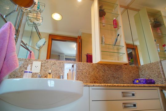 Banheiro da Suíte 2 de apartamento à venda com 3 quartos, 116m² em Petrópolis, Porto Alegre