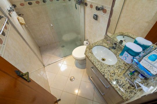 Banheiro 1 de casa de condomínio à venda com 2 quartos, 90m² em Chácara Seis de Outubro, São Paulo