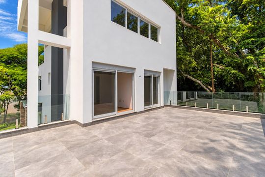 Área externa de casa de condomínio para alugar com 3 quartos, 335m² em Pedra Redonda, Porto Alegre