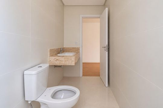 Banheiro de casa de condomínio para alugar com 3 quartos, 335m² em Pedra Redonda, Porto Alegre