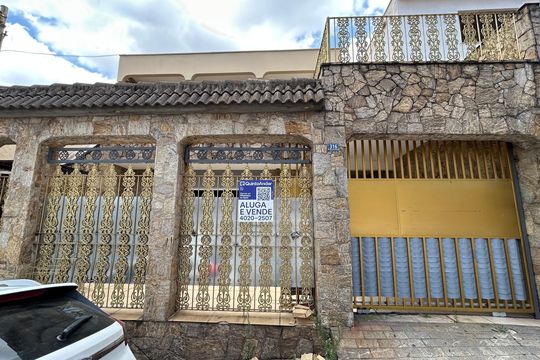 Placa instalada na fachada do imóvel  de casa para alugar com 3 quartos, 270m² em Vila Galvão, Guarulhos