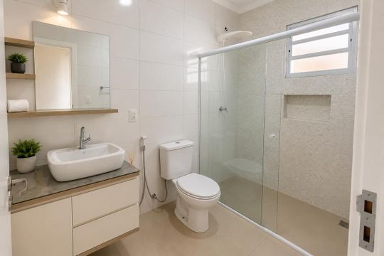 Banheiro de casa para alugar com 4 quartos, 330m² em Jardim Atlântico, Florianópolis