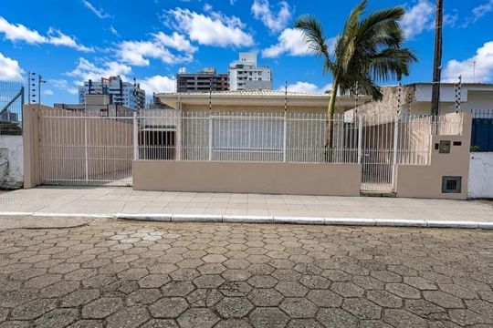 Fachada de casa para alugar com 4 quartos, 330m² em Jardim Atlântico, Florianópolis