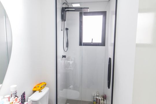 Banheiro de apartamento para alugar com 1 quarto, 50m² em Empresarial 18 do Forte, Barueri