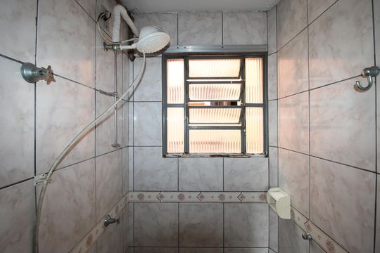Banheiro de apartamento para alugar com 2 quartos, 43m² em Conjunto Habitacional Fazenda do Carmo, São Paulo