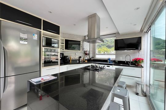 Cozinha e Área de Serviço de apartamento à venda com 2 quartos, 130m² em Joá, Rio de Janeiro