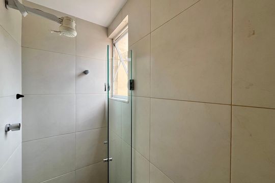 Banheiro da Suíte 1 de apartamento para alugar com 2 quartos, 130m² em Joá, Rio de Janeiro