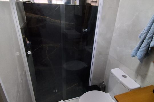 Banheiro de apartamento à venda com 2 quartos, 52m² em Casa Grande, Diadema
