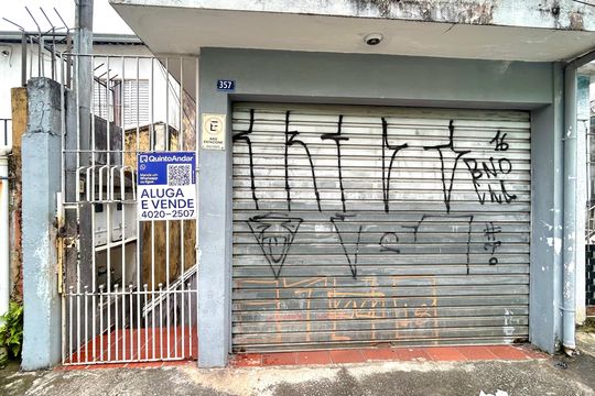 Placa instalada na fachada do imóvel  de casa para alugar com 1 quarto, 70m² em Jardim Paulista, Guarulhos