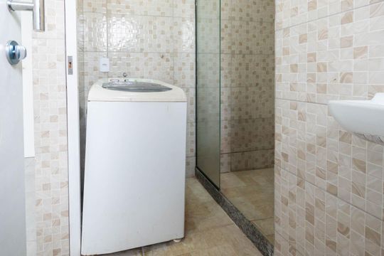 Banheiro de kitnet/studio para alugar com 0 quarto, 15m² em Tijuca, Rio de Janeiro