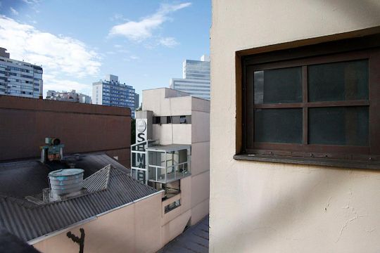 Cozinha + Área de Serviço Vista de apartamento para alugar com 1 quarto, 56m² em Cidade Baixa, Porto Alegre