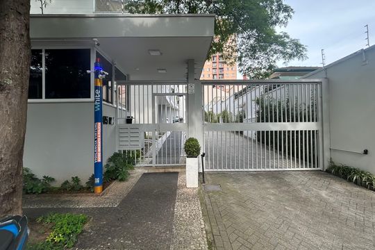 Fachada de casa de condomínio à venda com 3 quartos, 165m² em Vila Campo Grande, São Paulo