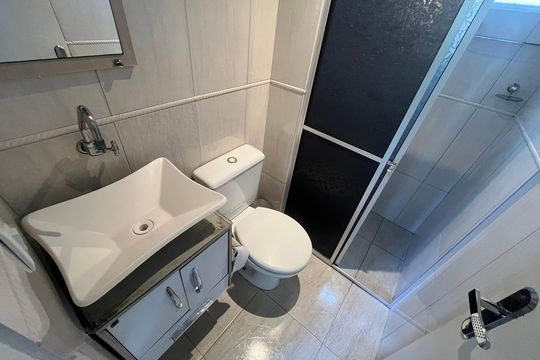 Banheiro de apartamento à venda com 2 quartos, 45m² em Conjunto City Jaragua, São Paulo