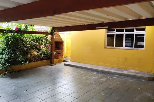 Área externa de casa para alugar com 3 quartos, 252m² em Vila Iorio, São Paulo