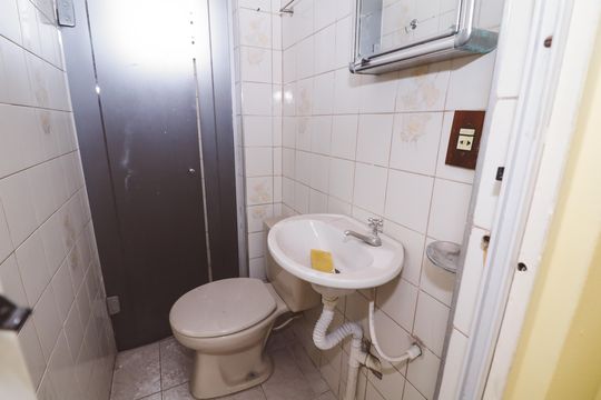 Banheiro de apartamento à venda com 2 quartos, 48m² em Jardim Antártica, São Paulo