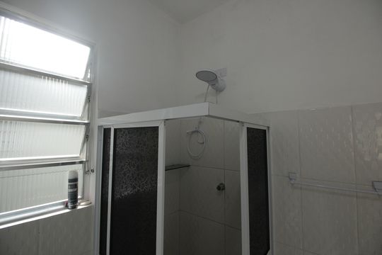 Banheiro de casa de condomínio para alugar com 3 quartos, 88m² em Marapé, Santos