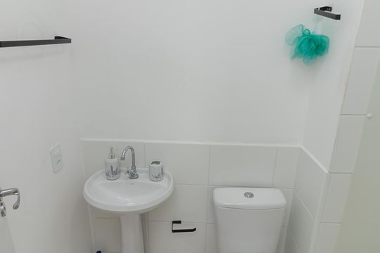 Banheiro de apartamento para alugar com 2 quartos, 35m² em Conjunto Habitacional Teotonio Vilela, São Paulo