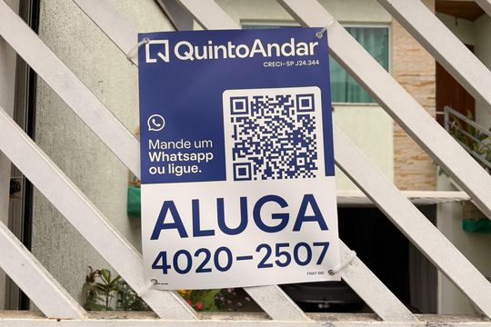 Fachada + plaquinha FRAY-590 de casa para alugar com 1 quarto, 40m² em Parque Gerassi, Santo André
