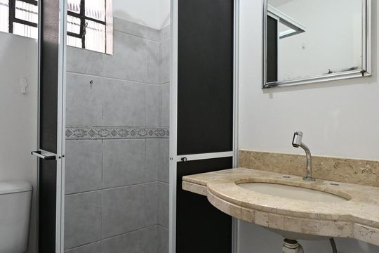 Banheiro de casa para alugar com 2 quartos, 25m² em Jardim Monte Kemel, São Paulo