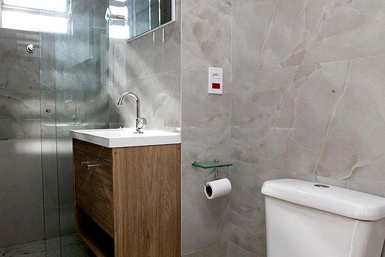 Banheiro de kitnet/studio à venda com 1 quarto, 44m² em Centro Histórico, Porto Alegre