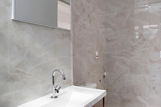 Banheiro de kitnet/studio à venda com 1 quarto, 44m² em Centro Histórico, Porto Alegre