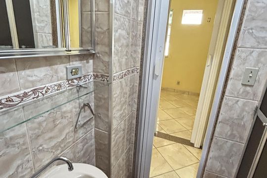 Banheiro de apartamento para alugar com 2 quartos, 55m² em Guadalupe, Rio de Janeiro