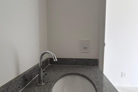 Banheiro de kitnet/studio à venda com 1 quarto, 24m² em Vila Congonhas, São Paulo