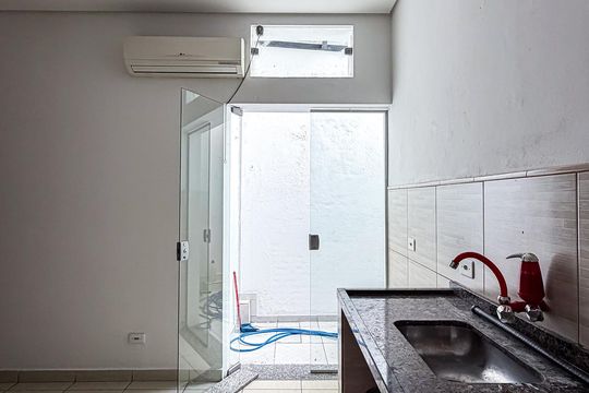 Cozinha de kitnet/studio para alugar com 1 quarto, 22m² em Vila Canero, São Paulo