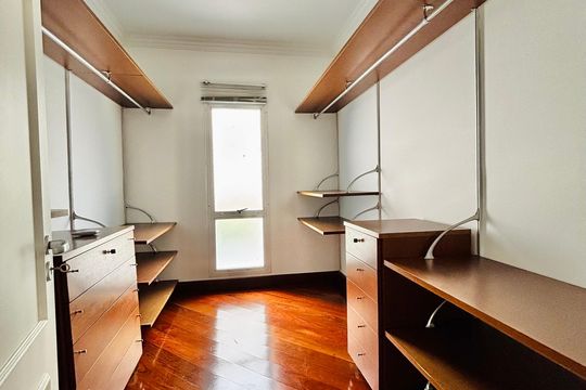 Closet da suíte 4 de casa de condomínio para alugar com 5 quartos, 400m² em Alphaville Conde Ii, Barueri
