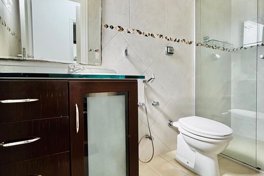 Banheiro da Suíte 2 de casa de condomínio para alugar com 5 quartos, 400m² em Alphaville Conde Ii, Barueri