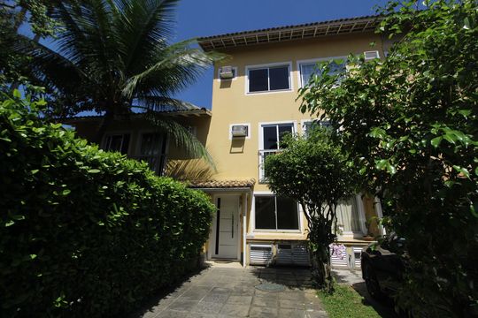 Fachada de casa de condomínio à venda com 3 quartos, 120m² em Taquara, Rio de Janeiro