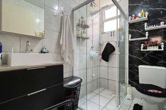 Banheiro de apartamento para alugar com 2 quartos, 47m² em Jardim Vermelhão, Guarulhos