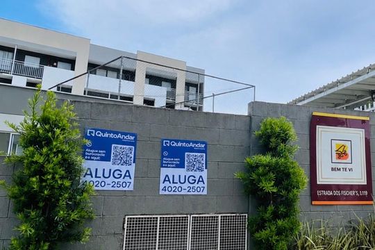 Fachada com placa instalada de apartamento para alugar com 2 quartos, 47m² em Jardim Sandra, Cotia