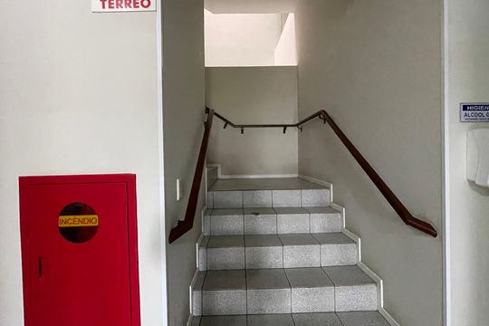 Escada de apartamento para alugar com 2 quartos, 55m² em Jardim Araucária, São José
