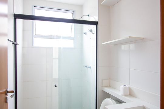 Banheiro de apartamento para alugar com 2 quartos, 45m² em Vila Lage, São Gonçalo