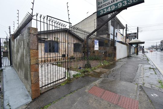 Fachada  de casa à venda com 3 quartos, 140m² em Sítio Cercado, Curitiba