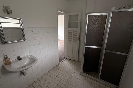 Banheiro de apartamento para alugar com 2 quartos, 74m² em Centro, Petrópolis