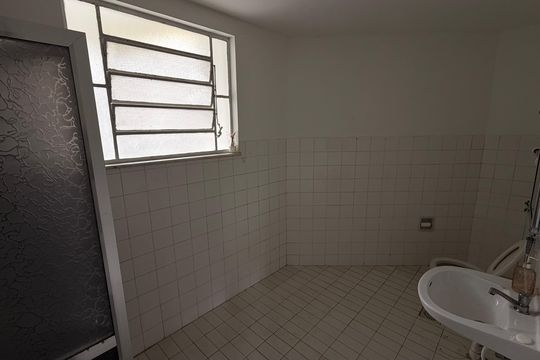 Banheiro de apartamento para alugar com 2 quartos, 74m² em Centro, Petrópolis
