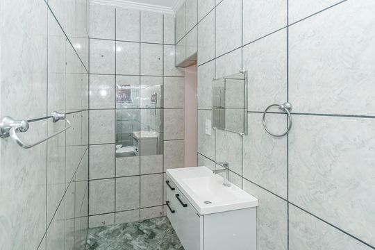 Banheiro da Suíte de casa para alugar com 3 quartos, 115m² em Parque Peron, Hortolândia