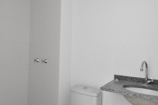 Banheiro de apartamento à venda com 1 quarto, 35m² em Novo Mundo, Curitiba