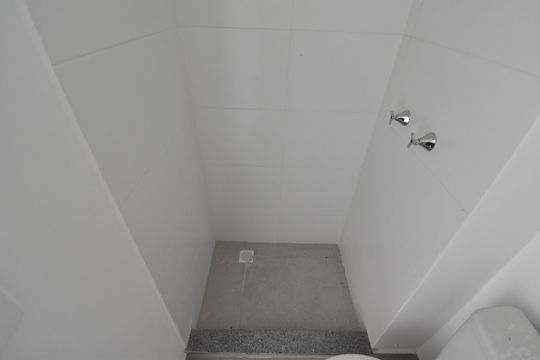 Banheiro de apartamento à venda com 1 quarto, 35m² em Novo Mundo, Curitiba