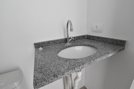 Banheiro de apartamento à venda com 1 quarto, 35m² em Novo Mundo, Curitiba