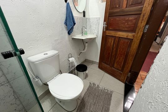 Banheiro de Serviço de casa à venda com 4 quartos, 420m² em Jardim Santo Elias, São Paulo