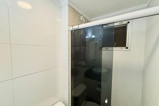 Banheiro de apartamento à venda com 2 quartos, 48m² em Parque Cisper, São Paulo