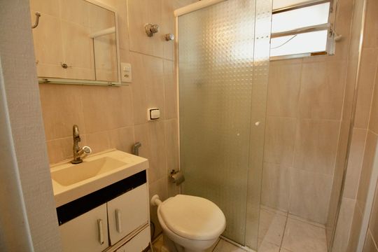 Banheiro de kitnet/studio para alugar com 1 quarto, 35m² em Embaré, Santos