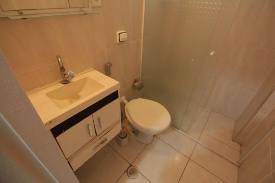 Banheiro de kitnet/studio para alugar com 1 quarto, 35m² em Embaré, Santos