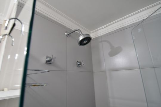 Banheiro de apartamento para alugar com 1 quarto, 48m² em Cambuí, Campinas