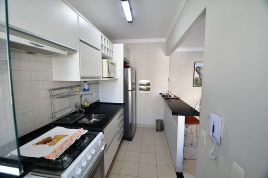 Cozinha de apartamento para alugar com 1 quarto, 48m² em Cambuí, Campinas