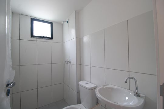 Banheiro da suíte de apartamento para alugar com 2 quartos, 51m² em Jacarepaguá, Rio de Janeiro