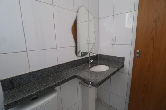 Banheiro do Quarto 2 de apartamento para alugar com 2 quartos, 62m² em Residencial Integração, Uberlândia